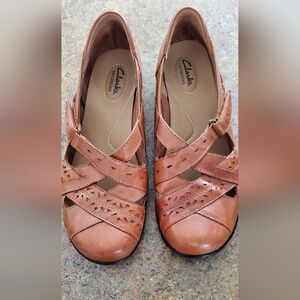 9.5 Clark's Bendable Leather Shoes